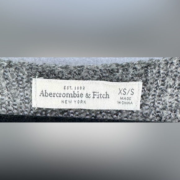 Women’s Abercrombie & Fitch Gray Knit Wool Blend V Neck Lightweight Sweater XS-S - Picture 6 of 7